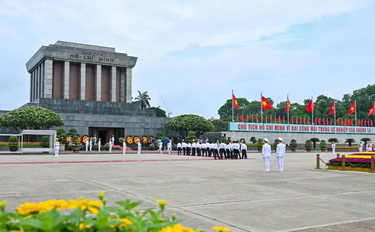 MOFA delegation pays tribute to President Ho Chi Minh on 136th birth anniversary MOFA delegation pays tribute to President Ho Chi Minh on 136th birth anniversary