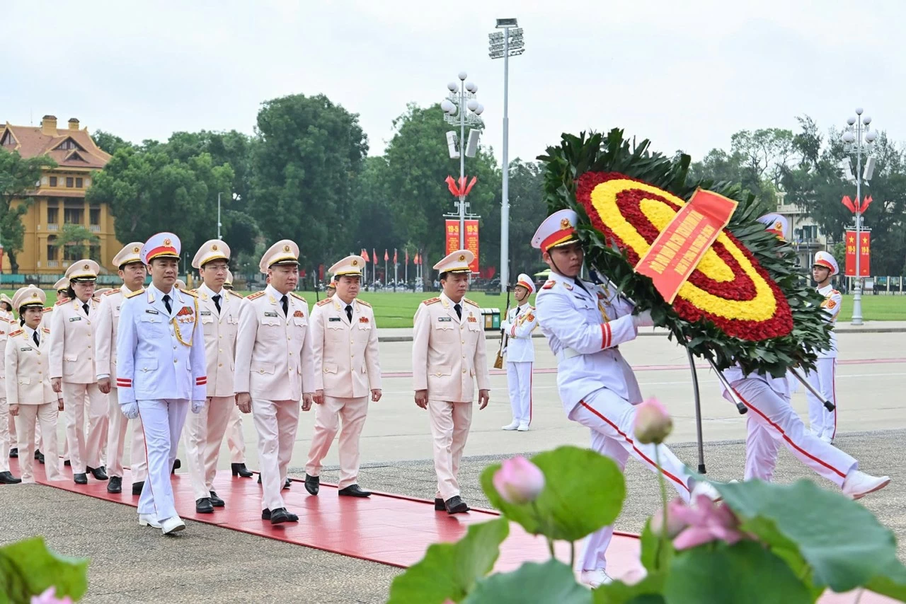 Party and State leaders pay tribute to President Ho Chi Minh on 136th birth anniversary Party and State leaders pay tribute to President Ho Chi Minh on 136th birth anniversary
