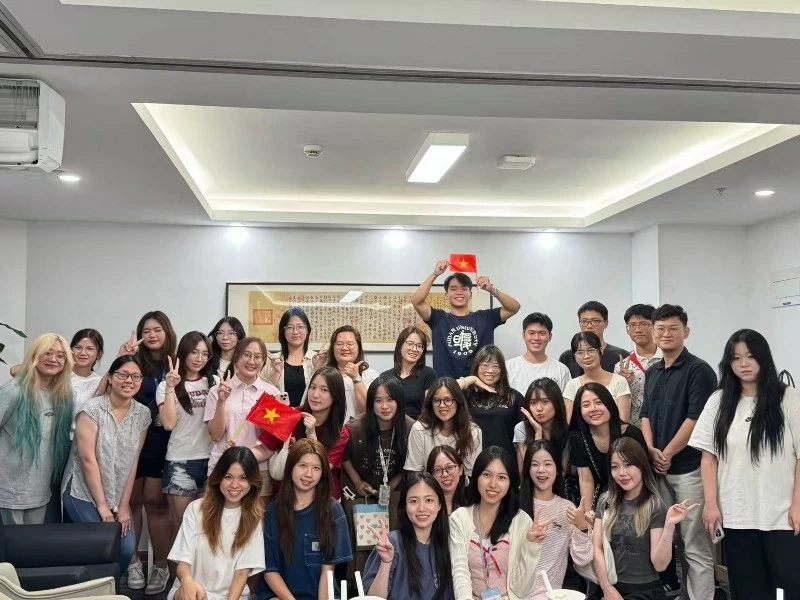 Trịnh Nguyễn Thảo Linh (centre, second row) pictured with the Vietnamese student association at Fudan University. (Photo: Supplied)