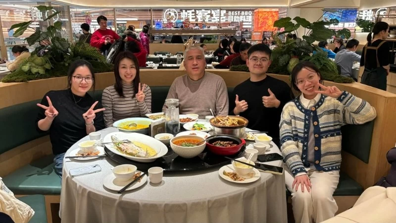 Trinh Nha Kham (far right) at a cultural exchange dinner with professors and Vietnamese international students. (Photo: Supplied)