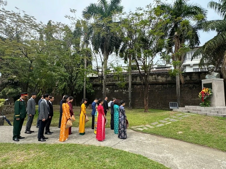 Vietnamese Embassy in the Philippines pays tribute to President Ho Chi Minh