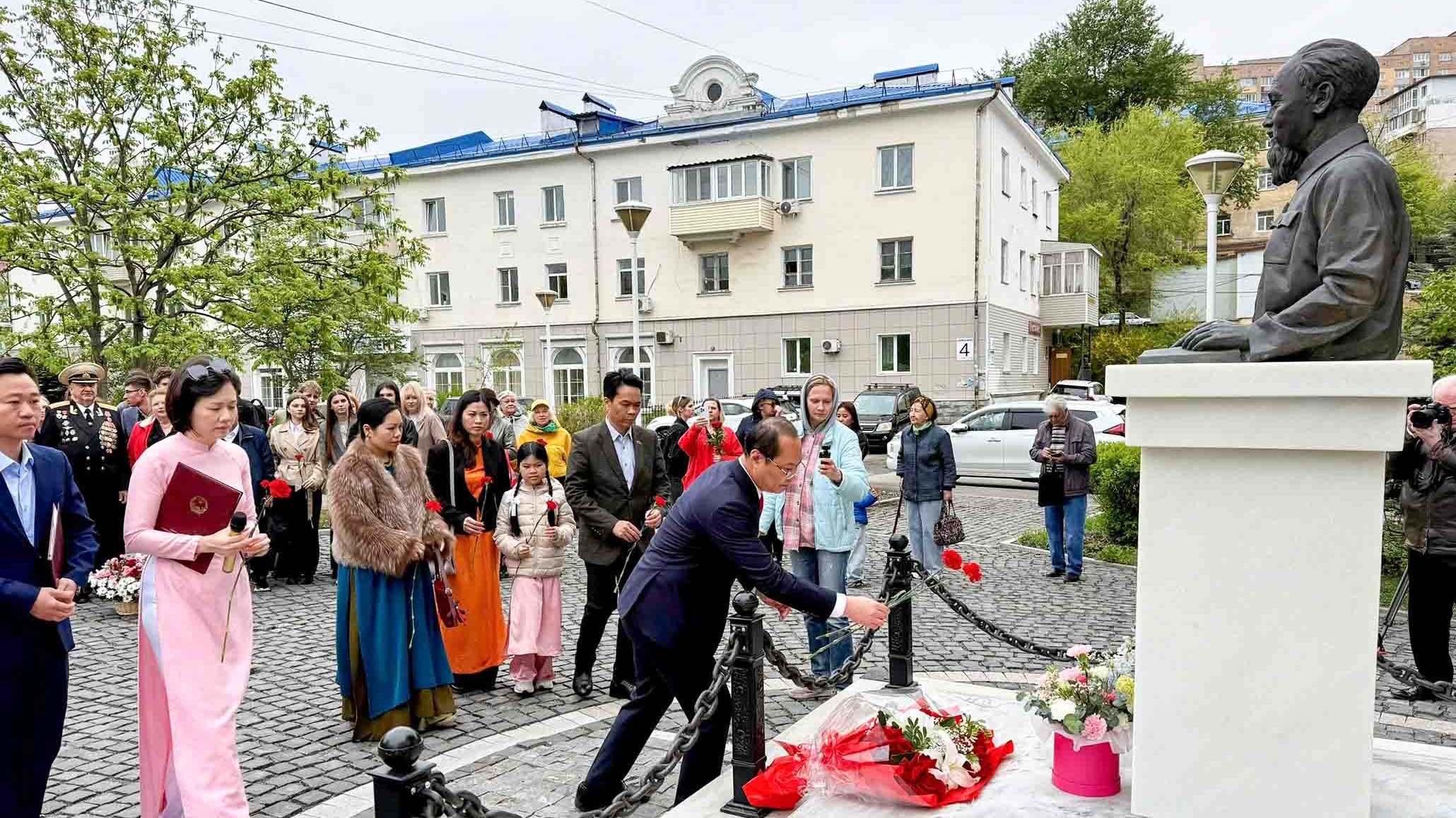 Consulate General of Vietnam in Vladivostok: Everlasting song in tribute to Uncle Ho in Russia’s green Far East