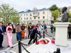 Consulate General of Vietnam in Vladivostok: Everlasting song in tribute to Uncle Ho in Russia’s green Far East