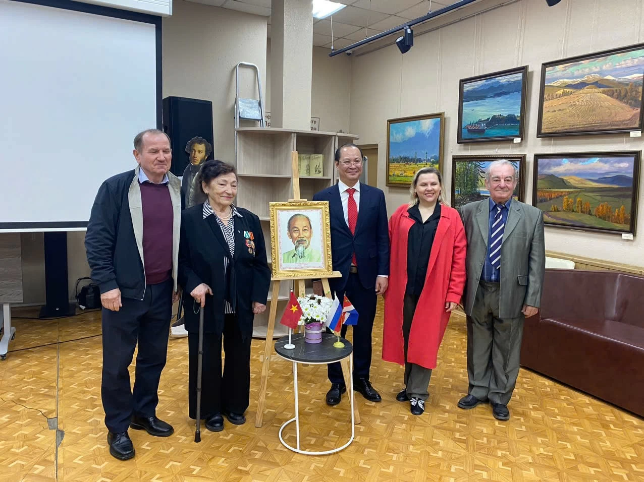 Russian friends in Vladivostok commemorate President Ho Chi Minh