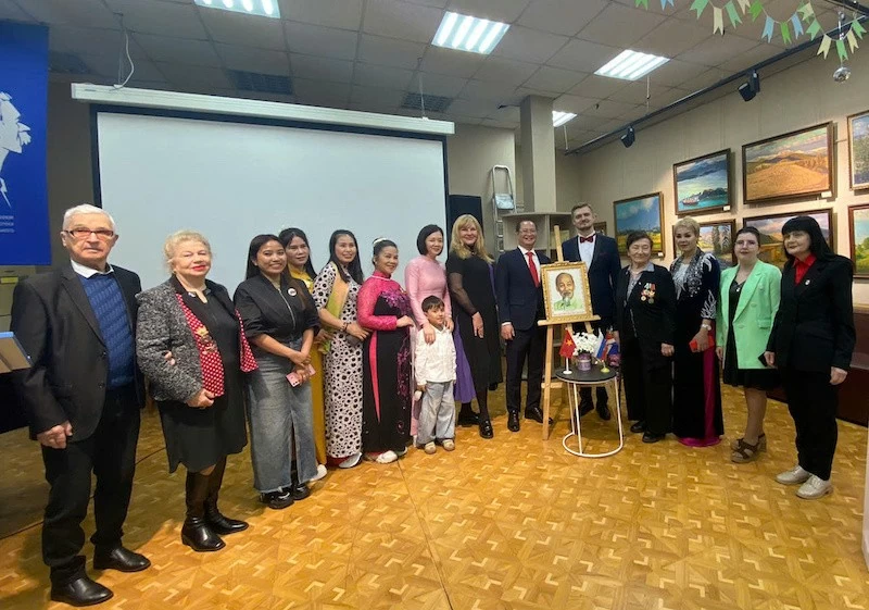 Russian friends in Vladivostok commemorate President Ho Chi Minh