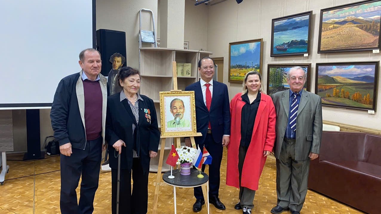 Russian friends in Vladivostok commemorate President Ho Chi Minh
