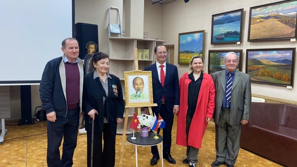 Russian friends in Vladivostok commemorate President Ho Chi Minh