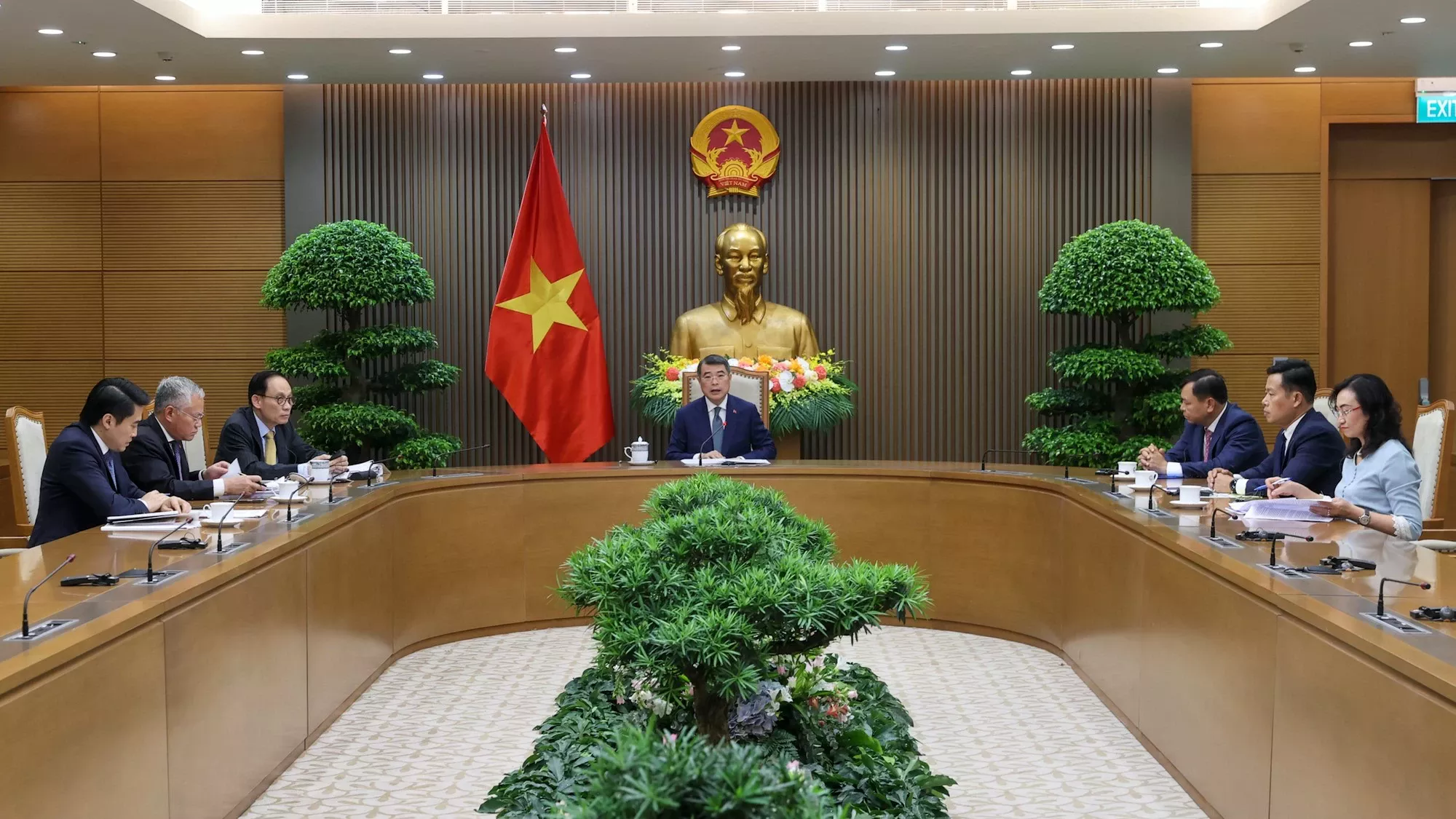 Prime Minister Le Minh Hung holds phone talks with New Zealand Prime Minister Christopher Luxon