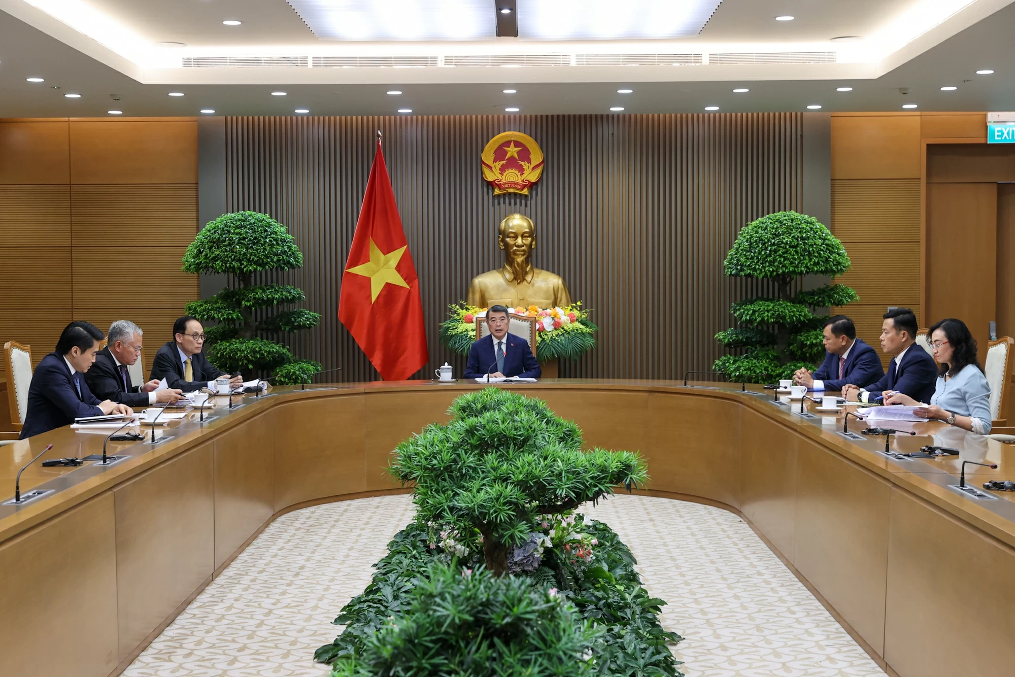 Prime Minister Le Minh Hung holds phone talks with New Zealand Prime Minister Christopher Luxon
