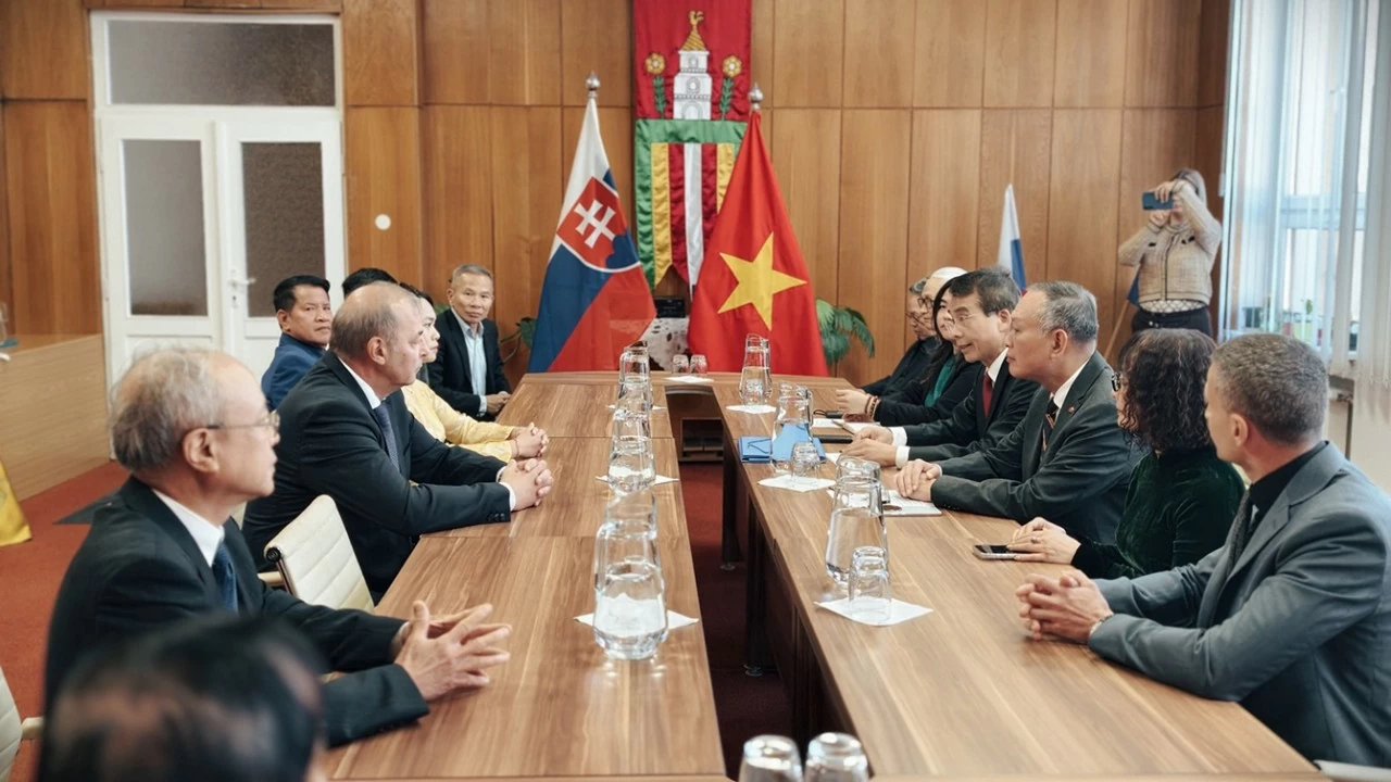 Vietnamese Embassy in Slovakia commemorates the 136th birthday of President Ho Chi Minh Vietnamese Embassy in Slovakia commemorates the 136th birthday of President Ho Chi Minh