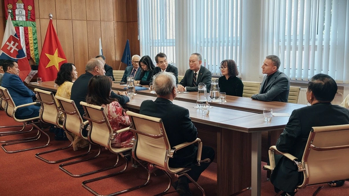 Vietnamese Embassy in Slovakia commemorates the 136th birthday of President Ho Chi Minh Vietnamese Embassy in Slovakia commemorates the 136th birthday of President Ho Chi Minh