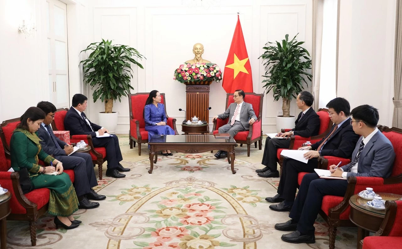 Foreign Minister Le Hoai Trung welcomes Cambodian Ambassador, stresses stronger cooperation Foreign Minister Le Hoai Trung welcomes Cambodian Ambassador, stresses stronger cooperation