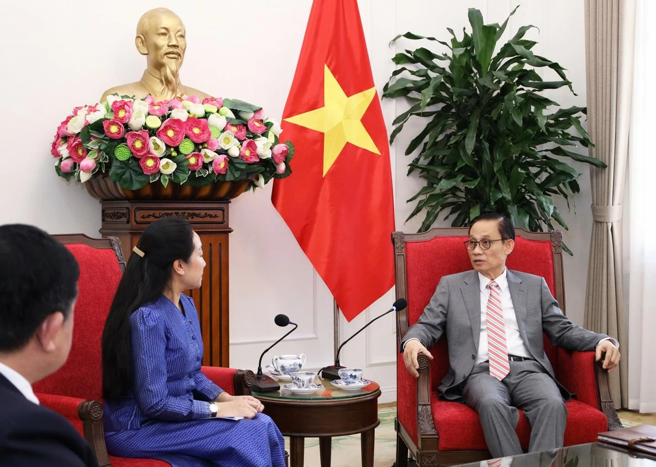 Foreign Minister Le Hoai Trung welcomes Cambodian Ambassador, stresses stronger cooperation Foreign Minister Le Hoai Trung welcomes Cambodian Ambassador, stresses stronger cooperation