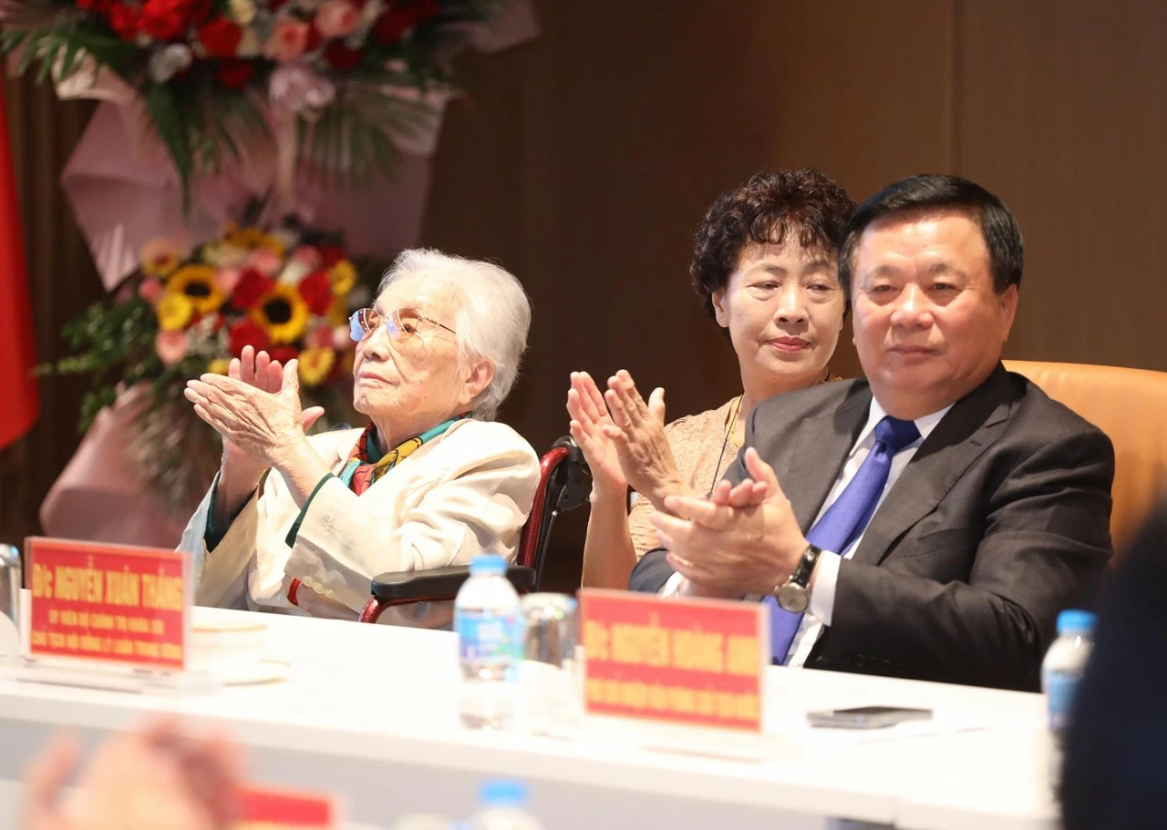 Former Vice President Nguyen Thi Binh receives Palestine’s ‘Star of Merit’ Order