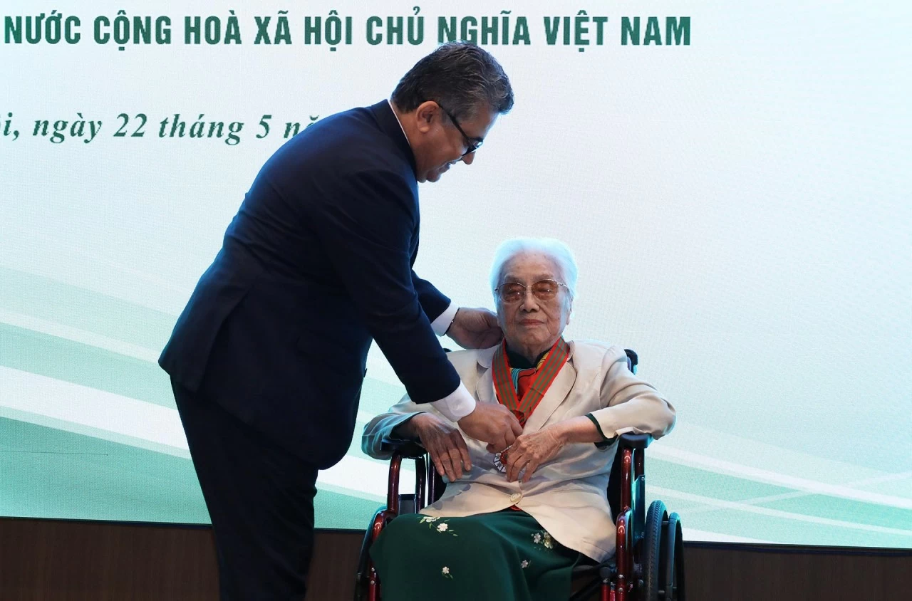 Former Vice President Nguyen Thi Binh receives Palestine’s ‘Star of Merit’ Order