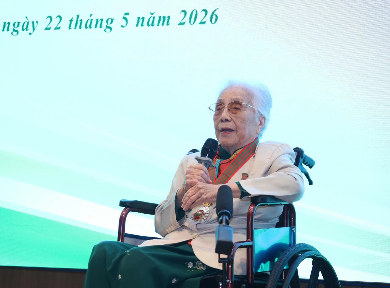 Former Vice President Nguyen Thi Binh receives Palestine’s ‘Star of Merit’ Order