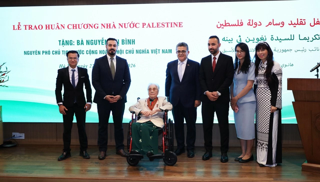 Former Vice President Nguyen Thi Binh receives Palestine’s ‘Star of Merit’ Order