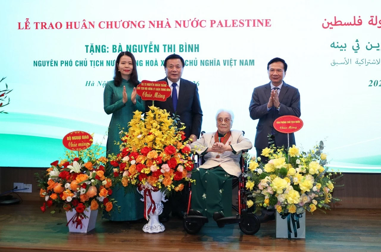 Former Vice President Nguyen Thi Binh receives Palestine’s ‘Star of Merit’ Order