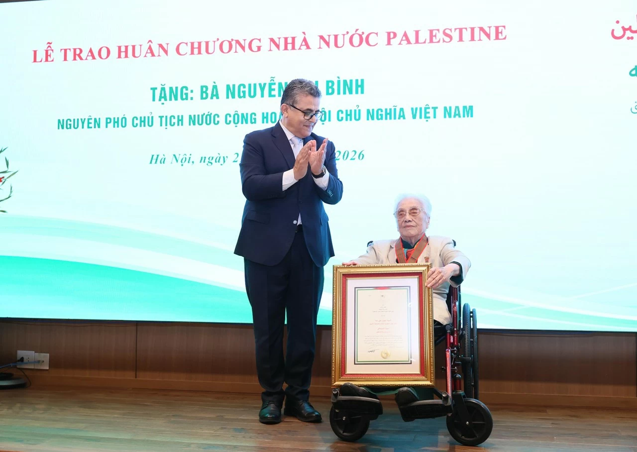Former Vice President Nguyen Thi Binh receives Palestine’s ‘Star of Merit’ Order