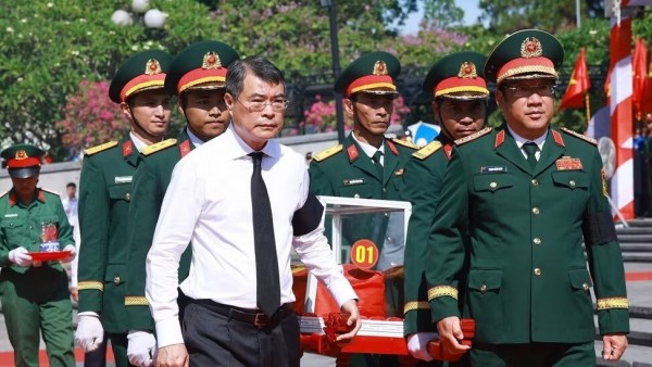 PM Le Minh Hung attends memorial service, burial for Vietnamese volunteer soldiers, experts died in Laos