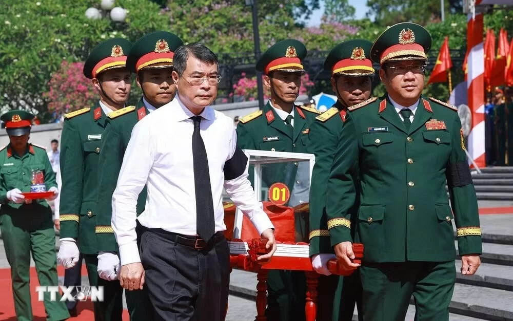 Thủ tướng Lê Minh Hưng truy điệu hài cốt liệt sỹ quân tình nguyện và chuyên gia Việt Nam tại Nghĩa trang liệt sỹ Quốc gia Đường 9 (Quảng Trị). (Ảnh: Dương Giang)