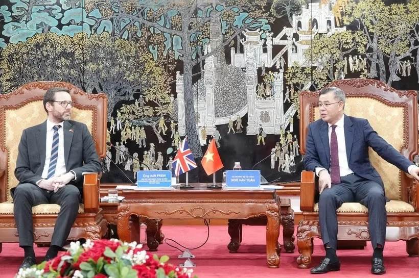 Minister of Finance Ngo Van Tuan (right) and UK's Ambassador to Vietnam Iain Frew at their meeting (Photo: mof.gov.vn