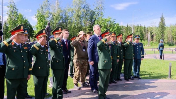 Deputy PM General Phan Van Giang pays tribute at Memorial for Vietnamese International Volunteer Soldiers in Moscow