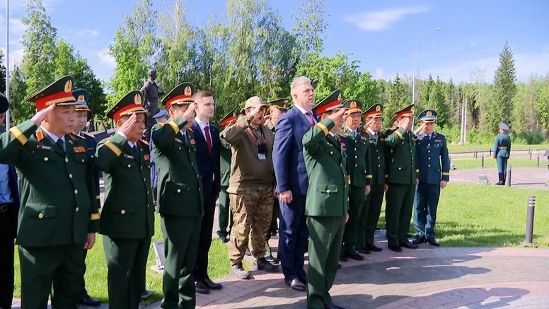 Deputy PM General Phan Van Giang pays tribute at Memorial for Vietnamese International Volunteer Soldiers in Moscow