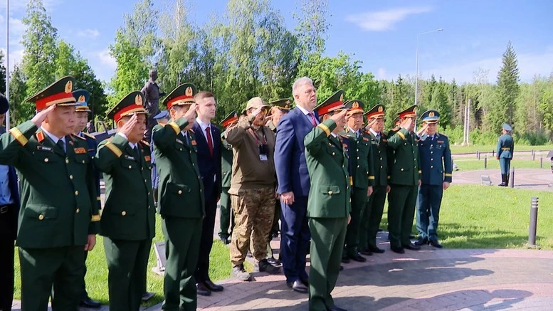 Deputy PM General Phan Van Giang pays tribute at Memorial for Vietnamese International Volunteer Soldiers in Moscow Deputy PM General Phan Van Giang pays tribute at Memorial for Vietnamese International Volunteer Soldiers in Moscow