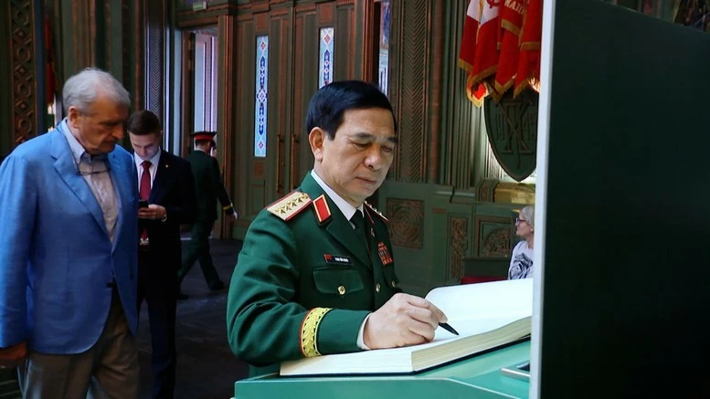 Deputy PM General Phan Van Giang pays tribute at Memorial for Vietnamese International Volunteer Soldiers in Moscow Deputy PM General Phan Van Giang pays tribute at Memorial for Vietnamese International Volunteer Soldiers in Moscow