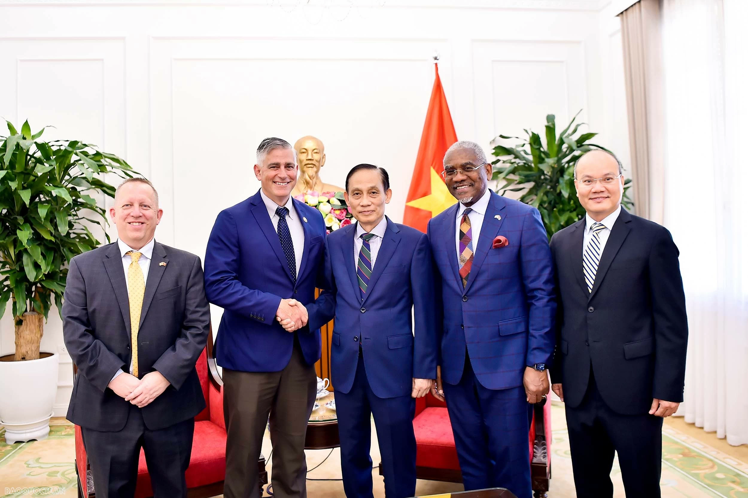 Politburo member, FM Le Hoai Trung welcomes U.S. lawmakers to deepen Comprehensive Strategic Partnership