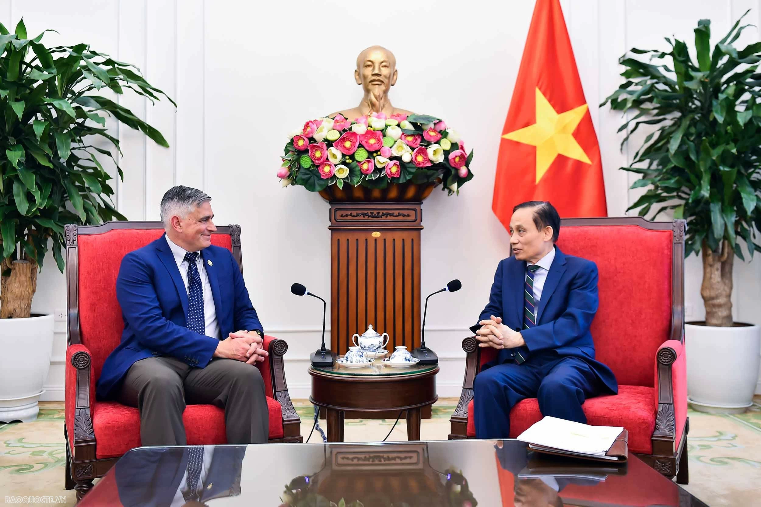 Politburo member, FM Le Hoai Trung welcomes U.S. lawmakers to deepen Comprehensive Strategic Partnership