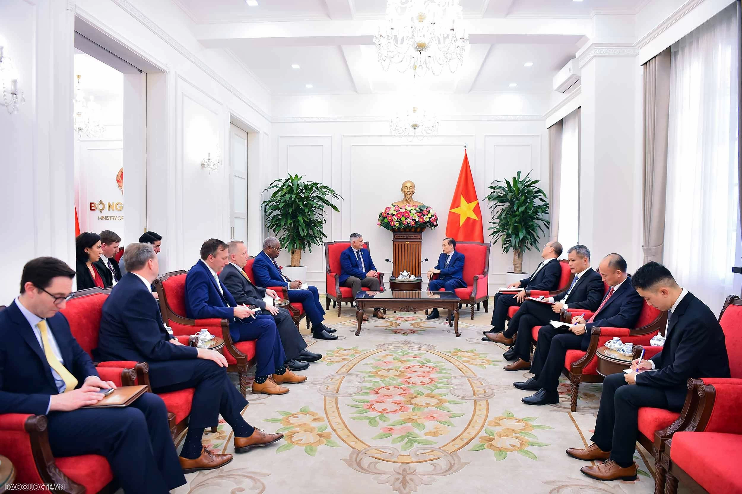 Politburo member, FM Le Hoai Trung welcomes U.S. lawmakers to deepen Comprehensive Strategic Partnership