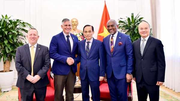 Politburo member, FM Le Hoai Trung welcomes U.S. lawmakers to deepen Comprehensive Strategic Partnership