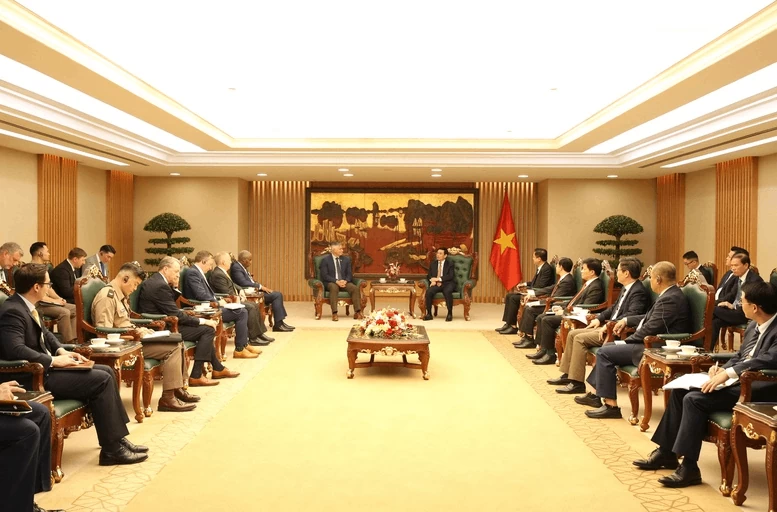 Deputy PM, Defense Minister Phan Van Giang receives U.S. Congressional delegation