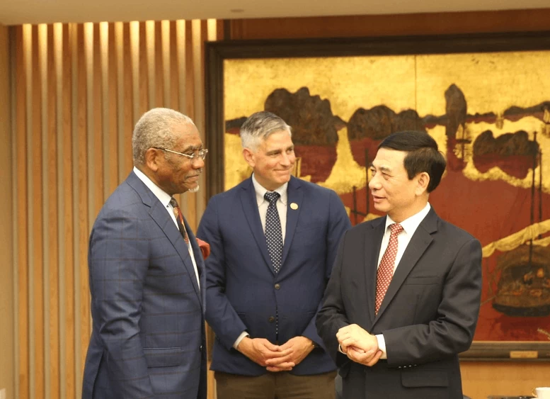 Deputy PM, Defense Minister Phan Van Giang receives U.S. Congressional delegation