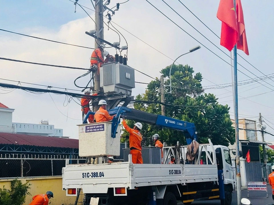 EVN implements comprehensive solutions during intense heatwave