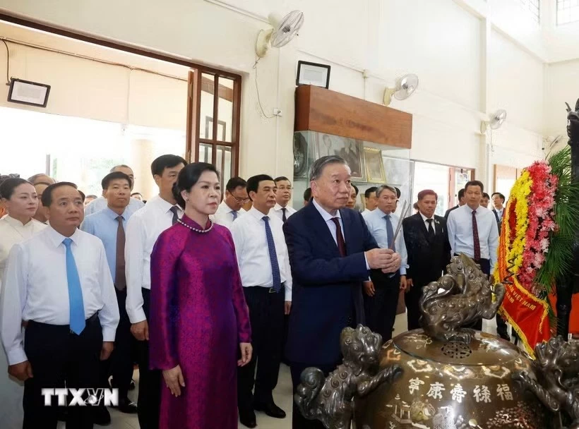 General Secretary, President To Lam pays tribute to President Ho Chi Minh in Thailand