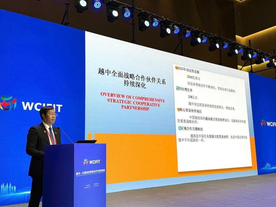 Consul General Bui Nguyen Long speaks at Chongqing-ASEAN Investment and Trade Cooperation Conference Consul General Bui Nguyen Long speaks at Chongqing-ASEAN Investment and Trade Cooperation Conference