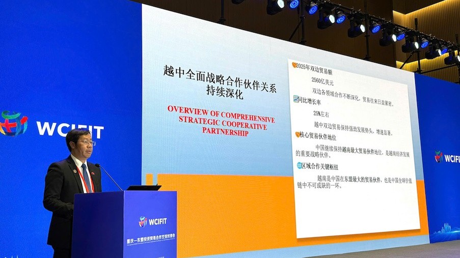 Consul General Bui Nguyen Long speaks at Chongqing-ASEAN Investment and Trade Cooperation Conference