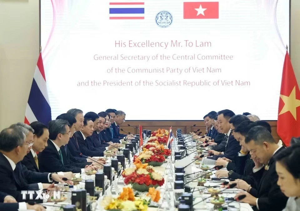 General Secretary, President To Lam holds talks with Thai Prime Minister Anutin Charnvirakul in Bangkok