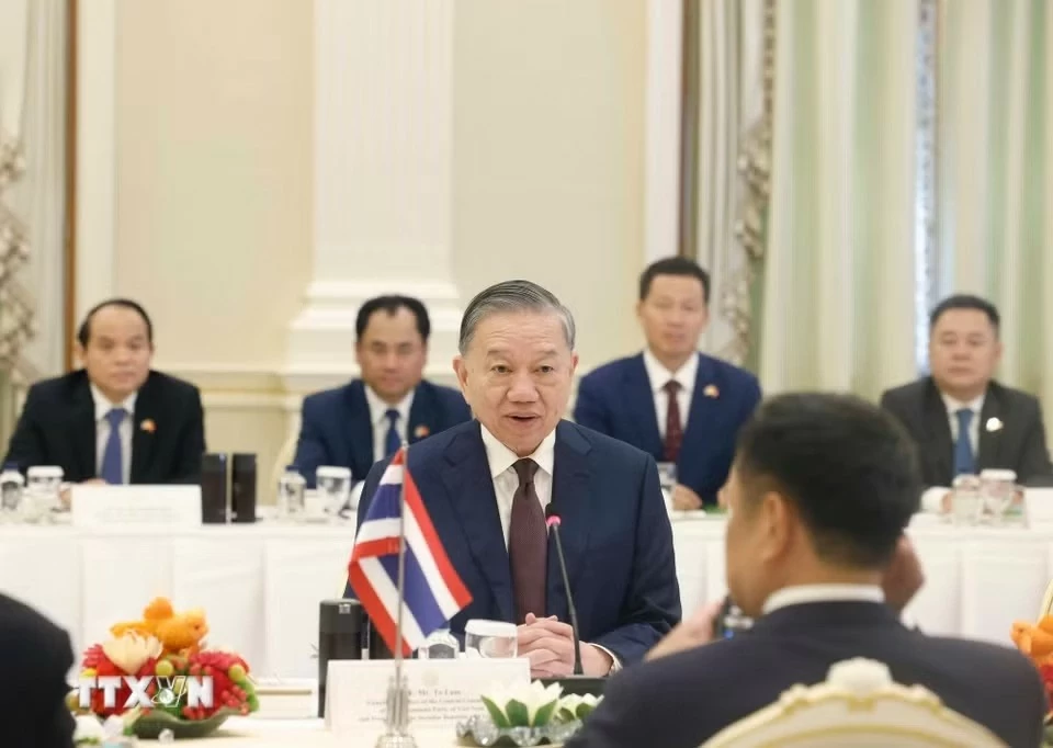 General Secretary, President To Lam holds talks with Thai Prime Minister Anutin Charnvirakul in Bangkok