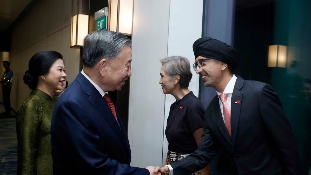 General Secretary, President To Lam and spouse begin state visit to Singapore