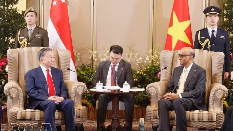 Vietnam, Singapore leaders hold talks to promote sci-tech, innovation as pillar of Comprehensive Strategic Partnership