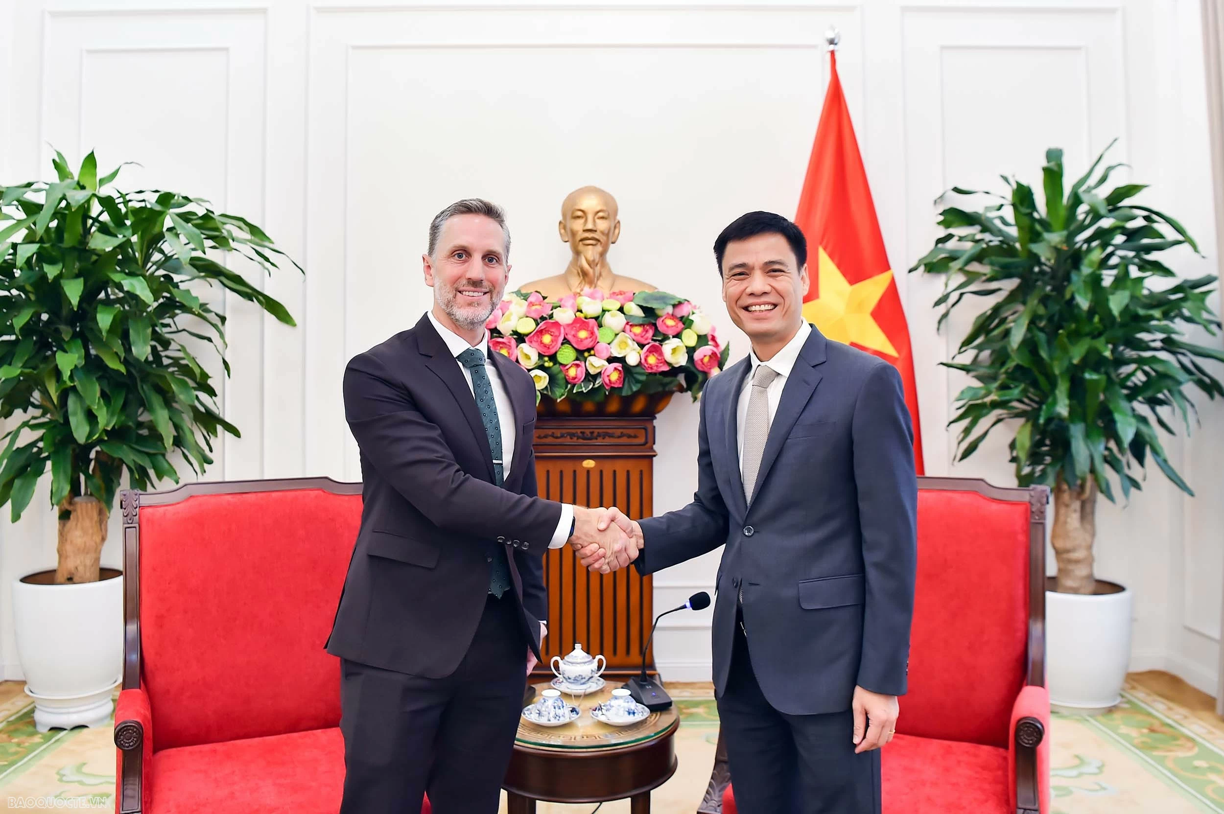 Deputy Foreign Minister Dang Hoang Giang meets with UNFPA Representative in Vietnam