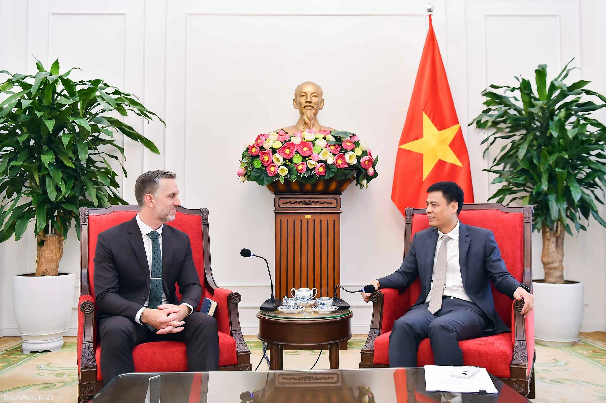 Deputy Foreign Minister Dang Hoang Giang meets with UNFPA Representative in Vietnam