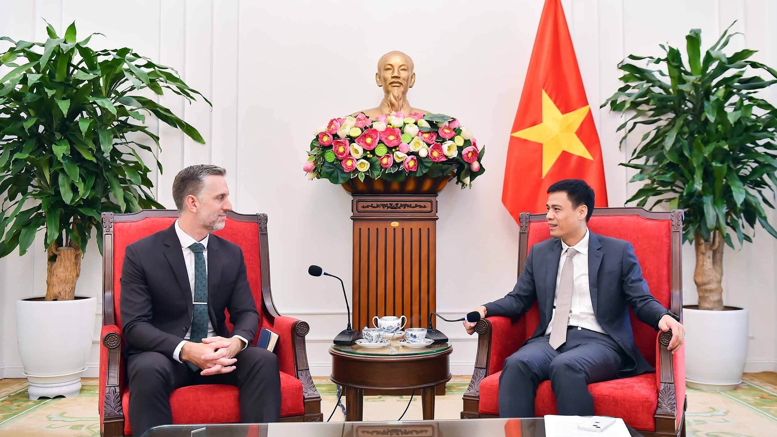 Deputy Foreign Minister Dang Hoang Giang meets with UNFPA Representative in Vietnam