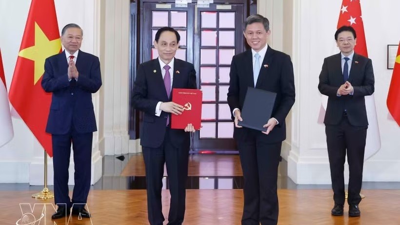 General Secretary, President To Lam and  Singapore PM Lawrence Wong witness exchange of cooperation documents