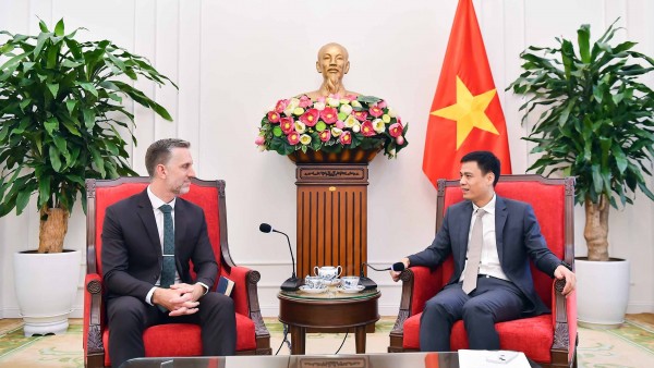 Deputy Foreign Minister Dang Hoang Giang meets with UNFPA Representative in Vietnam