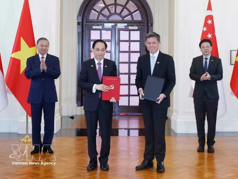 General Secretary, President To Lam and  Singapore PM Lawrence Wong witness exchange of cooperation documents